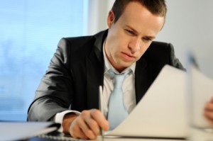 hombre-leyendo-documento